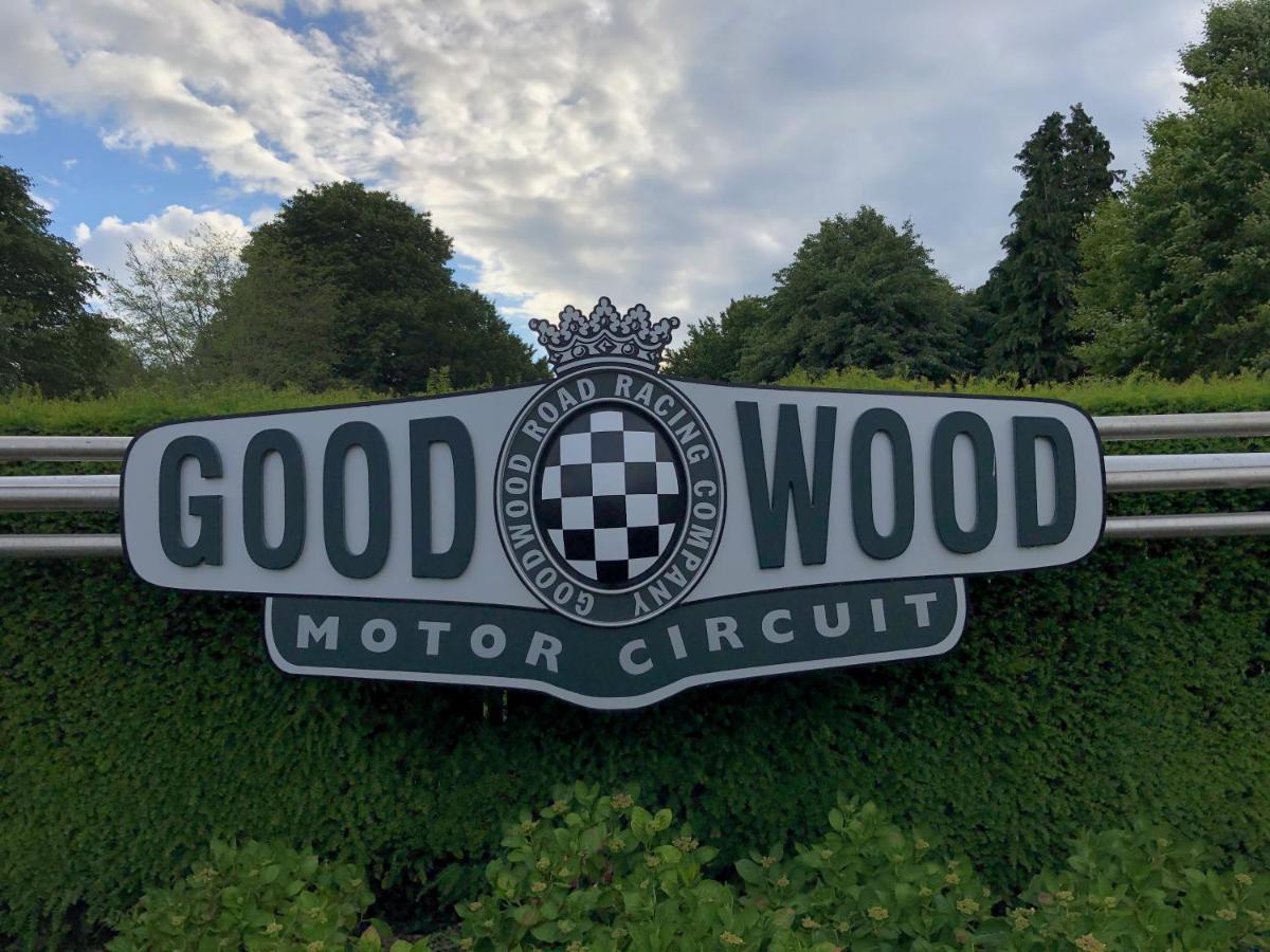 Flint House - Goodwood Events Acomodação com café da manhã Chichester Exterior foto